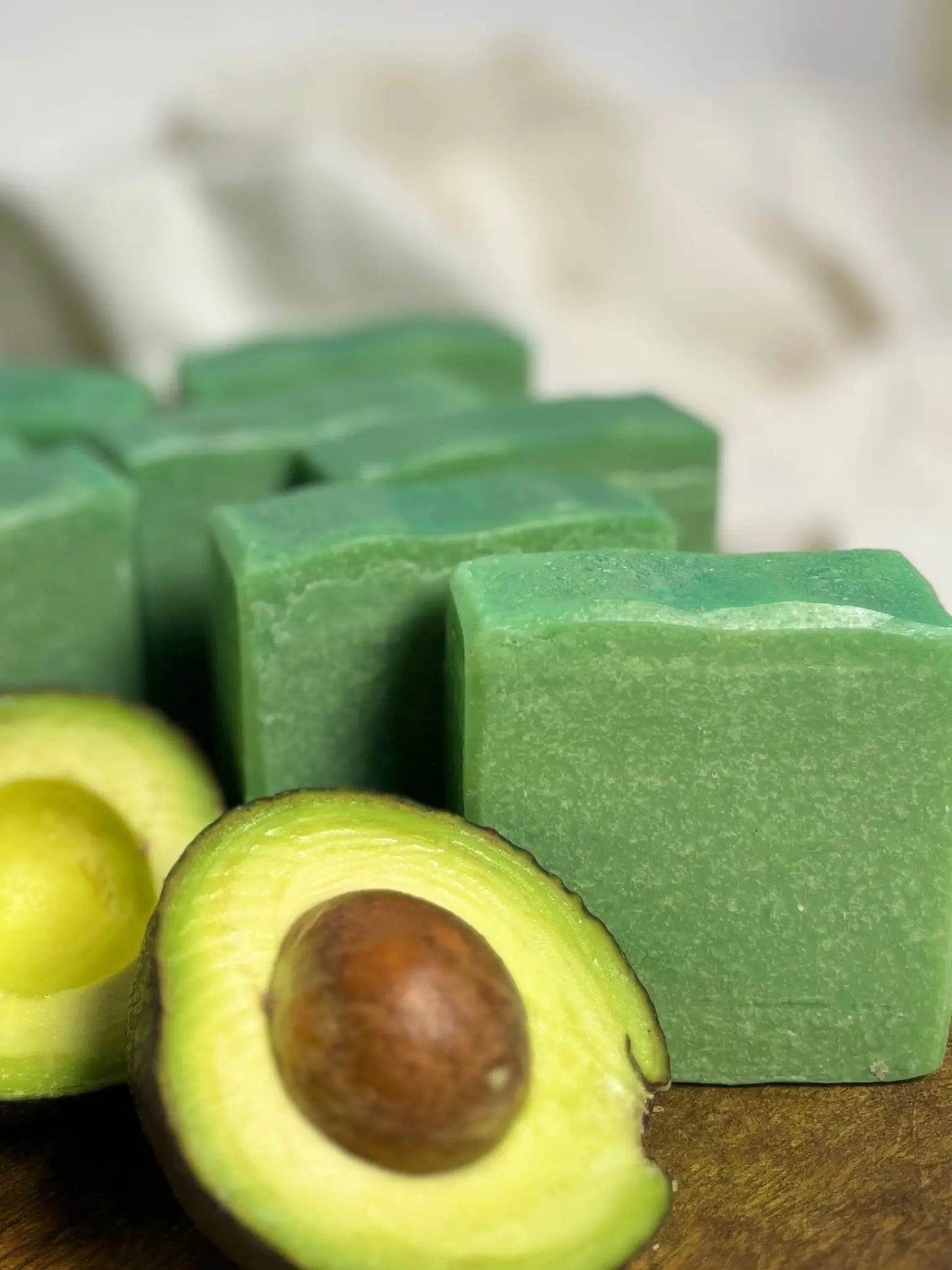 صابونة الأفوكادو لترطيب البشرة الجافة وتنعيمها
